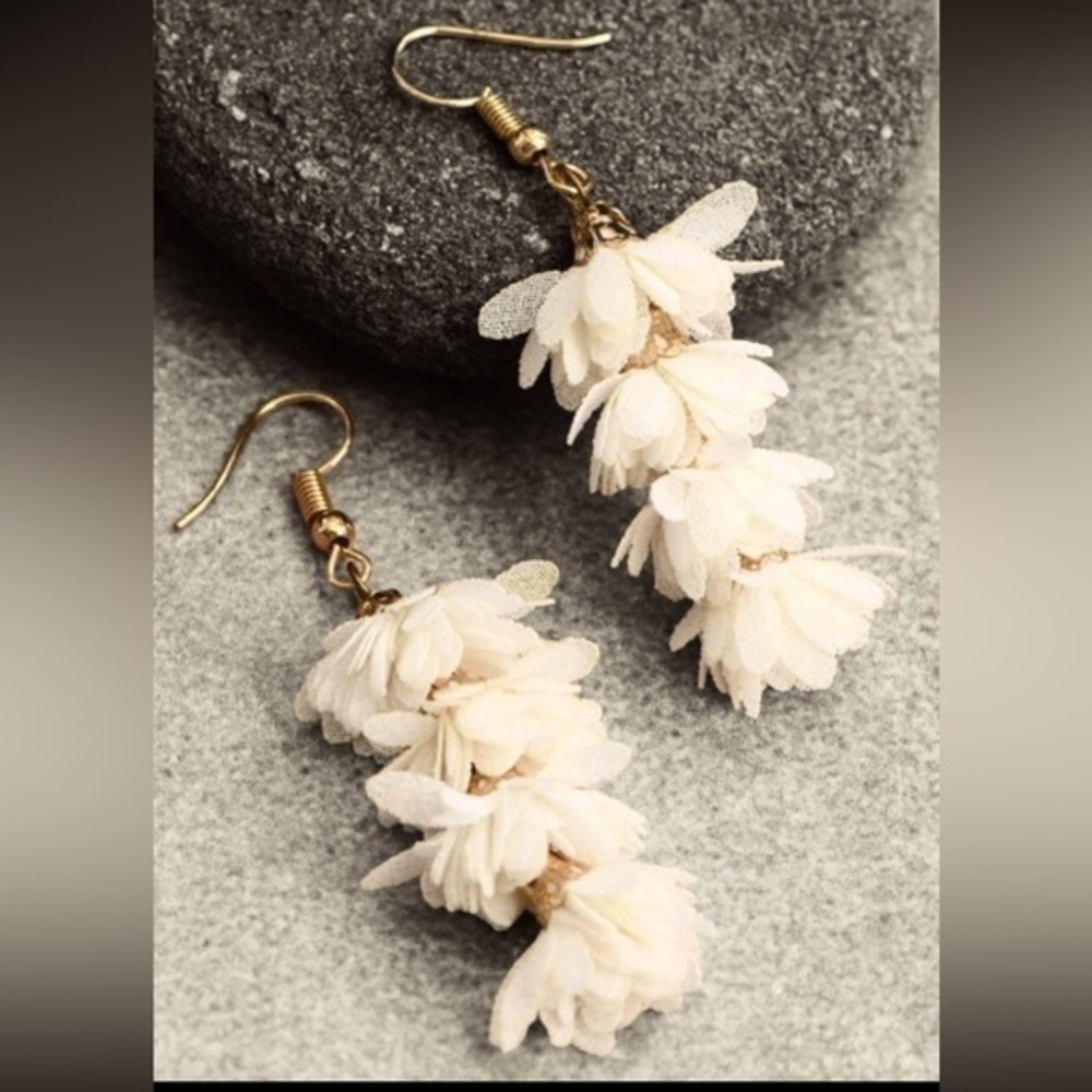 Beautiful cream off white Flower cascading dangle Earrings gold NEW with tags